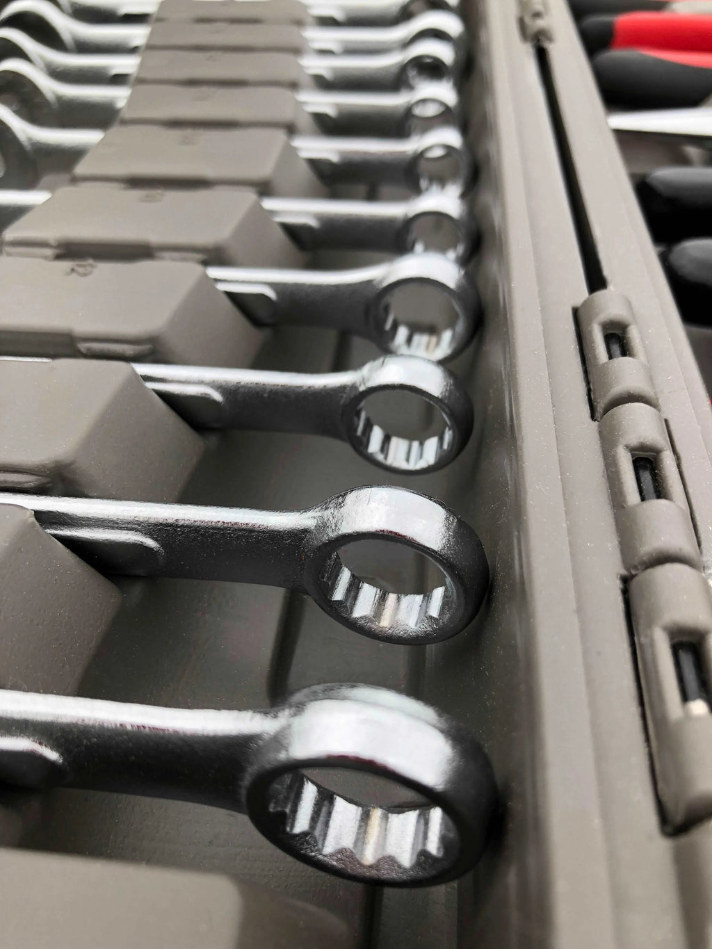 95 Piece Mechanics Tool Set in Metric and SAE G952